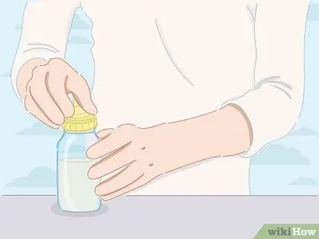 Кормить новорожденного из бутылочки Шаг 16