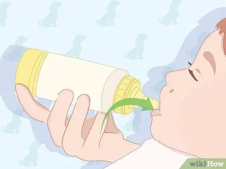 Кормить новорожденного из бутылочки Шаг 9