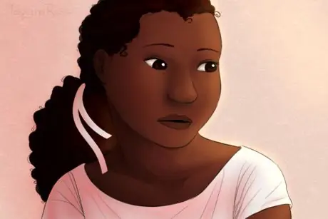 Красивая девушка смотрит через плечо