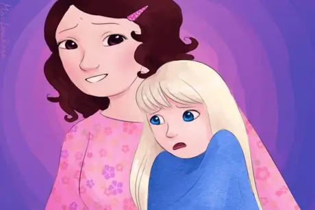 Женщина обнимает грустную девушку