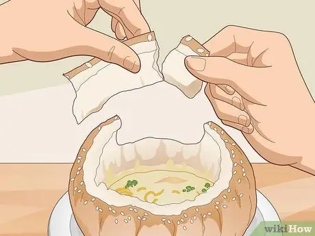 Съешьте суп, подаваемый в миске для хлеба Шаг 4