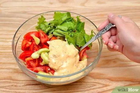 Приготовить салат "Тысяча островов" Шаг 6