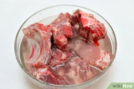 Приготовьте свиные шейки, шаг 1