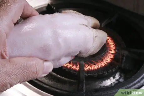 Приготовить свиные ножки, шаг 2