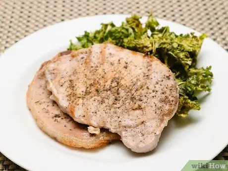 Приготовить стейки из свиной корейки Шаг 14