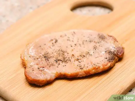 Приготовить стейки из свиной корейки Шаг 8