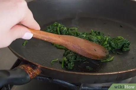 Приготовьте замороженный шпинат Шаг 2