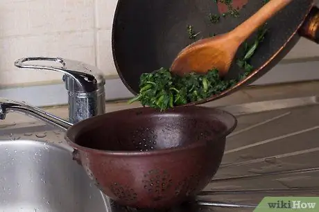 Приготовьте замороженный шпинат Шаг 3