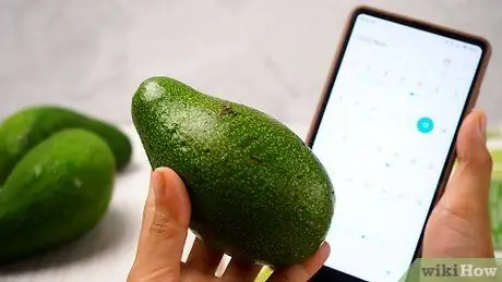 Как определить, созрел ли авокадо Шаг 1