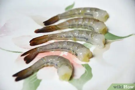 Приготовить креветки в панировке Шаг 2