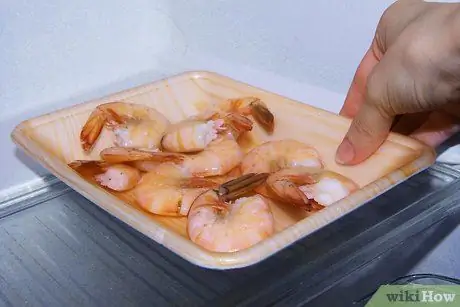 Готовьте уже приготовленные креветки, шаг 1