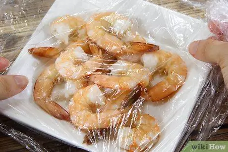 Готовьте уже приготовленные креветки Шаг 4