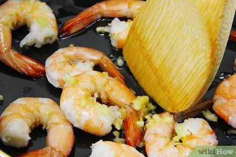 Готовьте уже приготовленные креветки Шаг 9