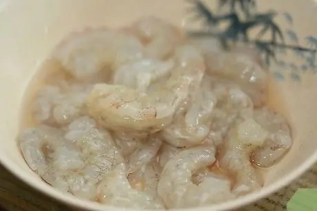 Подготовка креветок к приготовлению Шаг 8