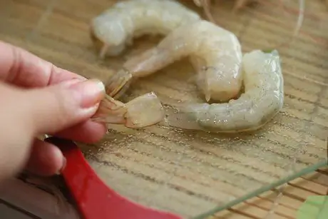 Подготовка креветок к приготовлению Шаг 6