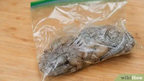 Приготовить замороженные креветки Шаг 1