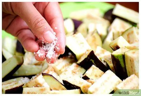 Уменьшить горечь в баклажанах Шаг 2