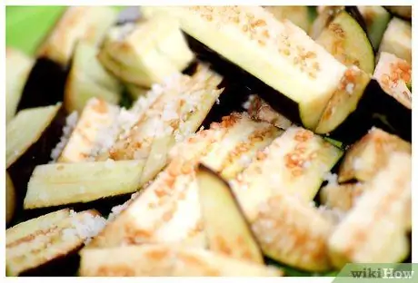 Уменьшить горечь в баклажанах Шаг 3