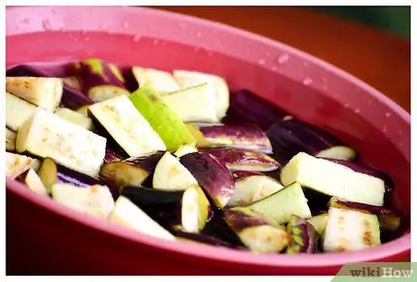 Уменьшить горечь в баклажанах Шаг 4