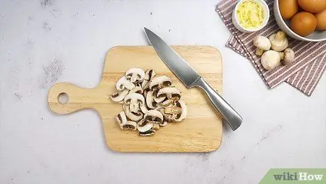 Приготовить омлет с грибами, шаг 1 Приготовить омлет с грибами, шаг 1