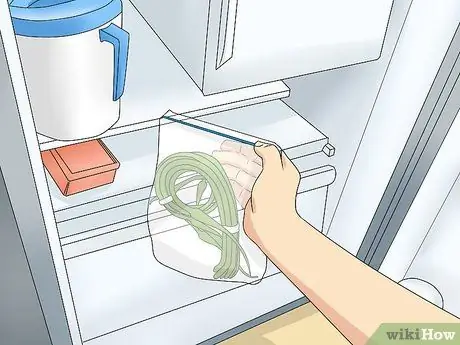 Нарезать чесночные дольки Шаг 4