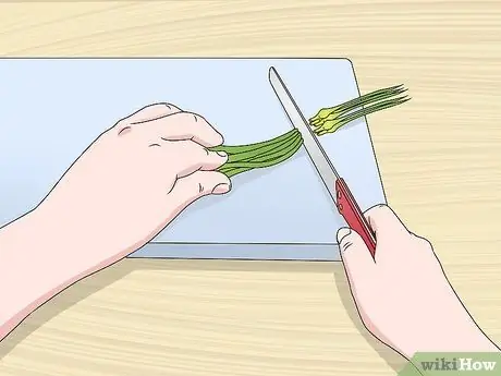 Нарезать чесночные дольки Шаг 7