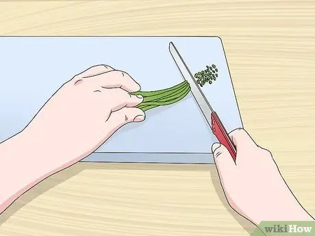 Нарезать чесночные дольки Шаг 8