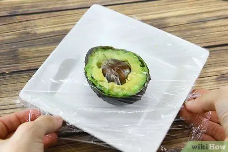 Сохраняйте авокадо свежими Шаг 6