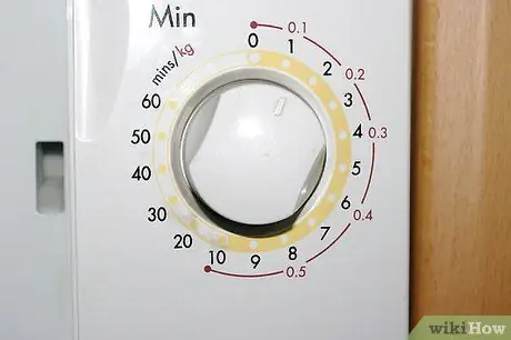 Приготовьте в микроволновой печи попкорн с дополнительным маслом, шаг 3