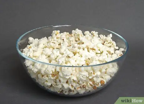 Приготовьте в микроволновой печи попкорн с дополнительным маслом, шаг 4