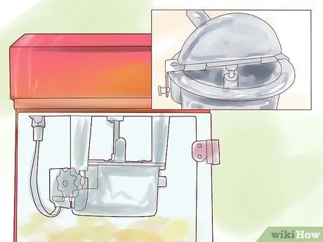 Используйте устройство для приготовления попкорна Шаг 8