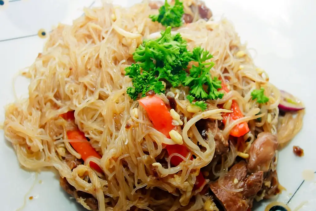 Как приготовить сингапурскую лапшу: 7 шагов (с иллюстрациями)