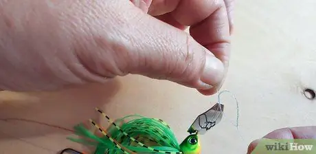 Привяжите спиннербейт Шаг 16