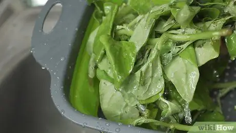 Бланшируйте шпинат, шаг 1
