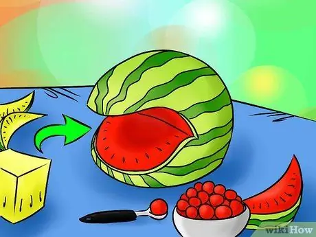 Вырезать динозавра тираннозавра из арбуза Шаг 3