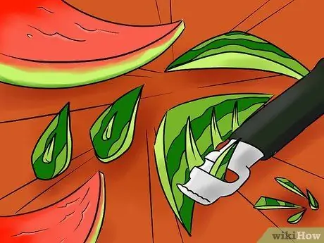 Вырезать динозавра тираннозавра из арбуза Шаг 4