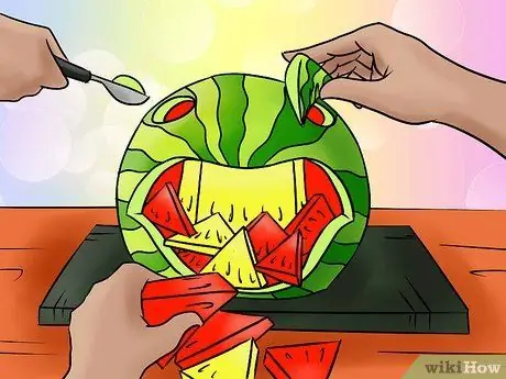 Вырезать арбуз динозавра тираннозавра шаг 5