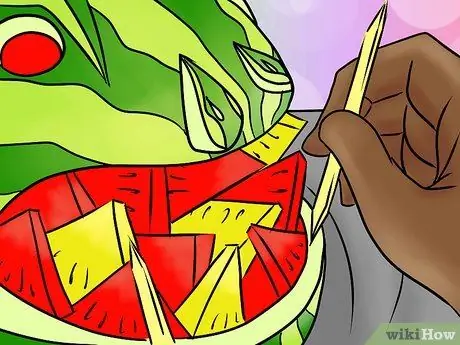 Вырезать динозавра тираннозавра из арбуза Шаг 6