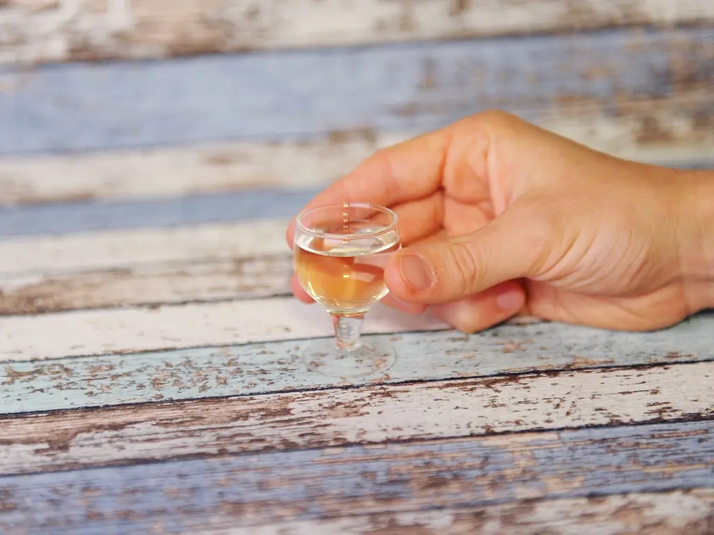 Как пить самогон: 7 шагов (с иллюстрациями)