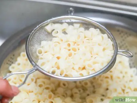 Разогрейте остатки макаронных изделий, не отделяя их и не высыхая, шаг 2