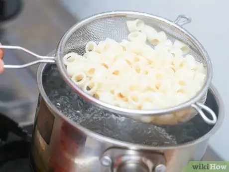 Разогрейте остатки макаронных изделий, не отделяя их и не просушивая Шаг 3