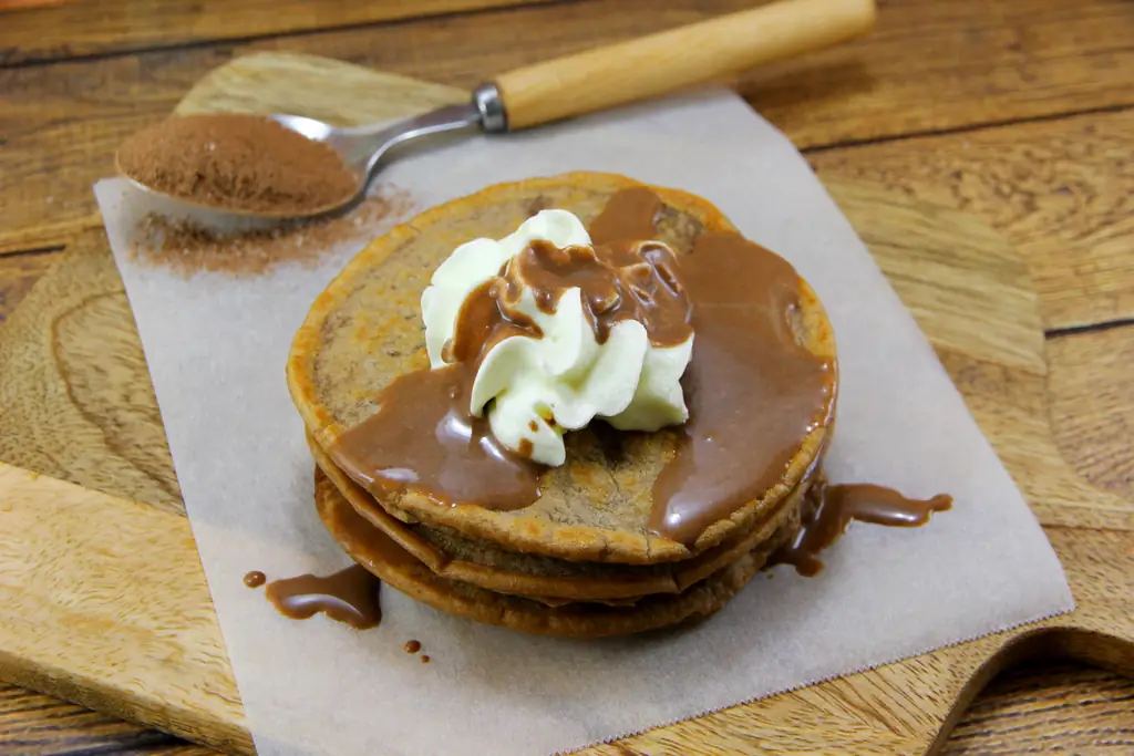 Как приготовить горячие шоколадные оладьи (с иллюстрациями)