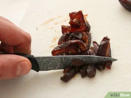 Мелко нарезать финики, шаг 6