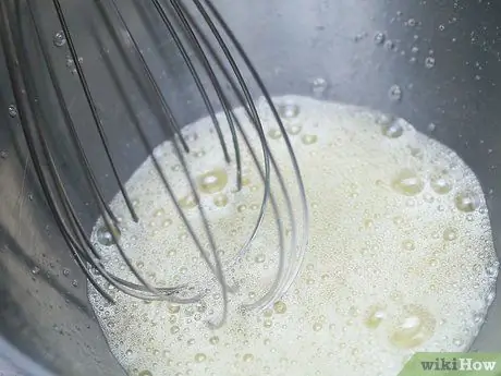 Приготовить яичные белки, шаг 2