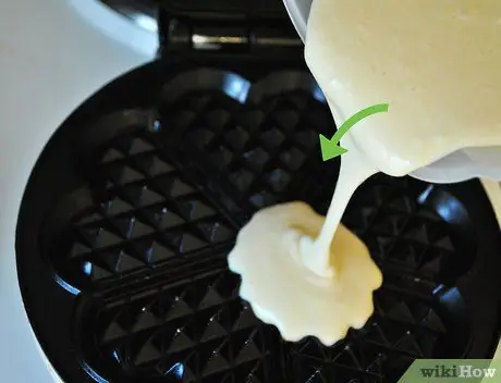 Приготовить вафли с блиновой смесью Шаг 6