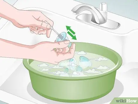 Очистите соски бутылочек Шаг 4