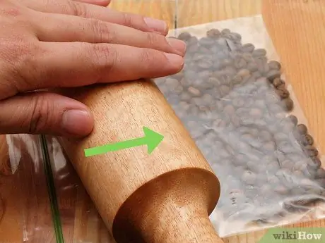 Измельчите кофейные зерна без кофемолки Шаг 6