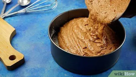 Испеките банановый торт с шоколадной крошкой Шаг 7