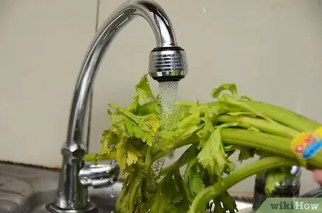 Приготовить сок из сельдерея, шаг 1