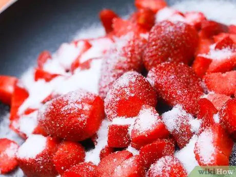 Приготовить простой и свежий клубничный джем Шаг 3